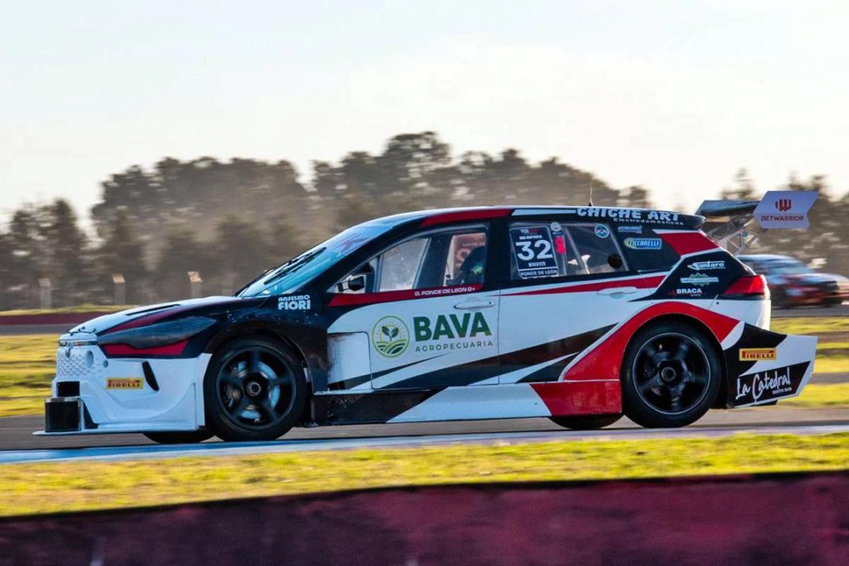 Gabriel Ponce de León, a bordo de su Toyota Corolla Cross.