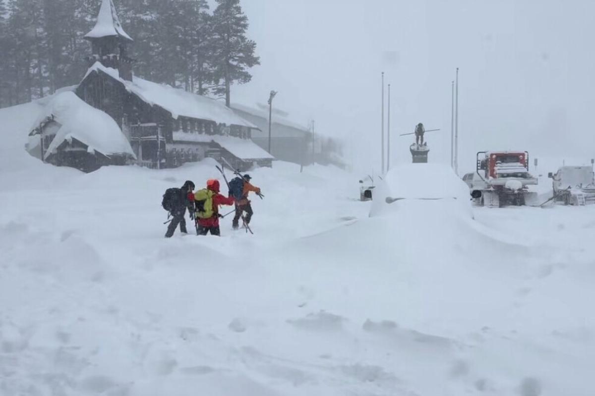 Rescatan a 6 esquiadores tras avalancha en California, pero otros 9 siguen desaparecidos