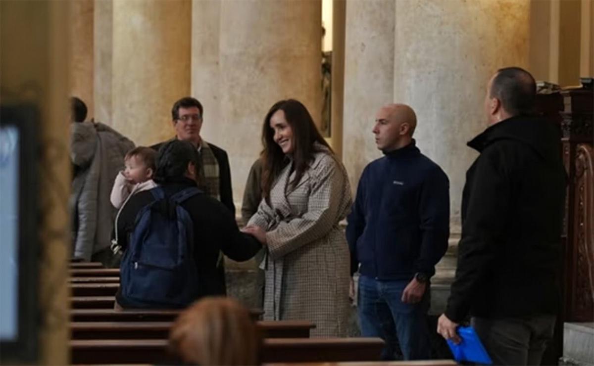 Victoria Villarruel en la Catedral de Rosario, en una misa homenaje a su padre.