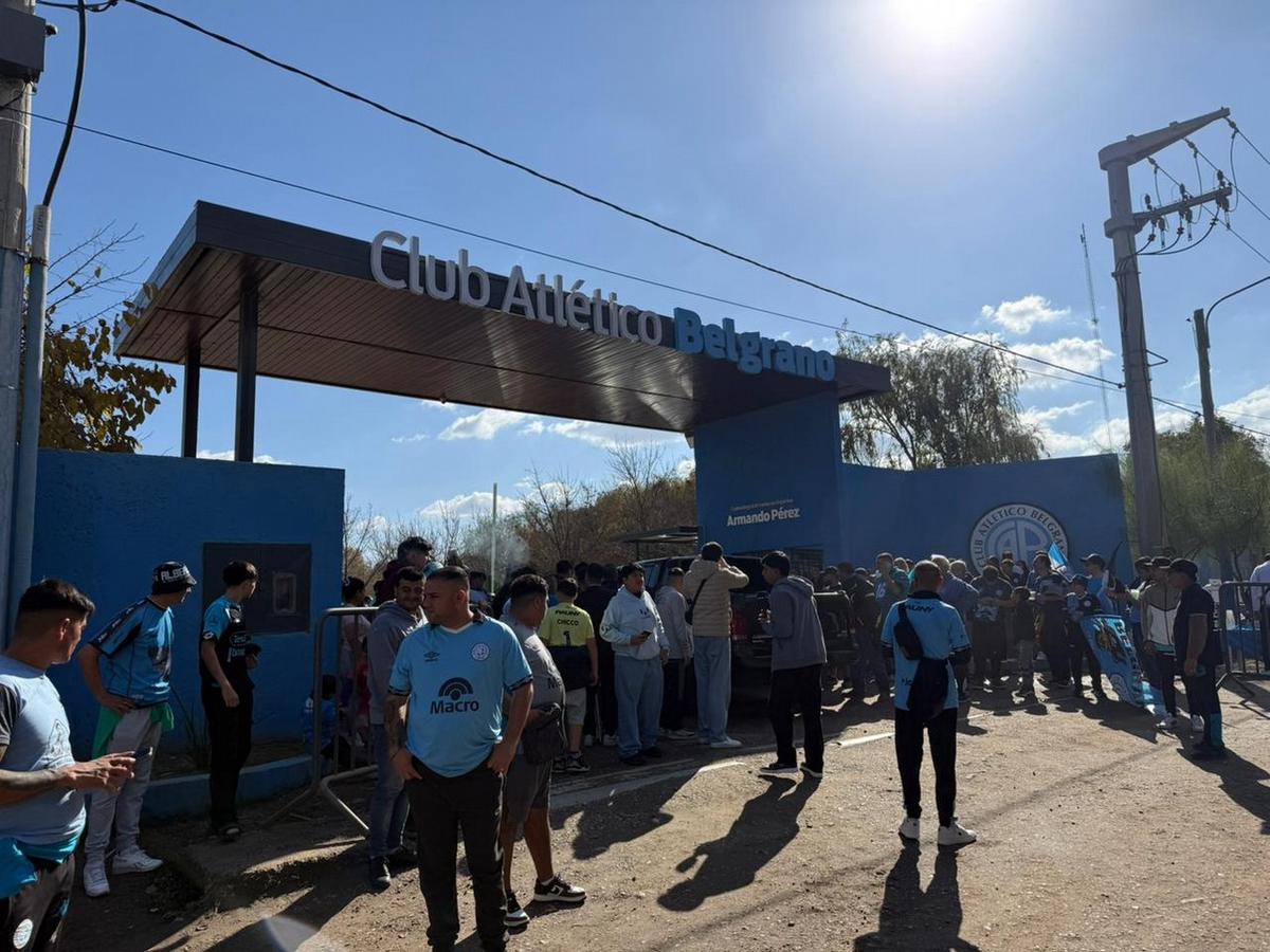 El ingreso al predio de Villa Esquiú, rodeado de hinchas para ver al plantel campeón.