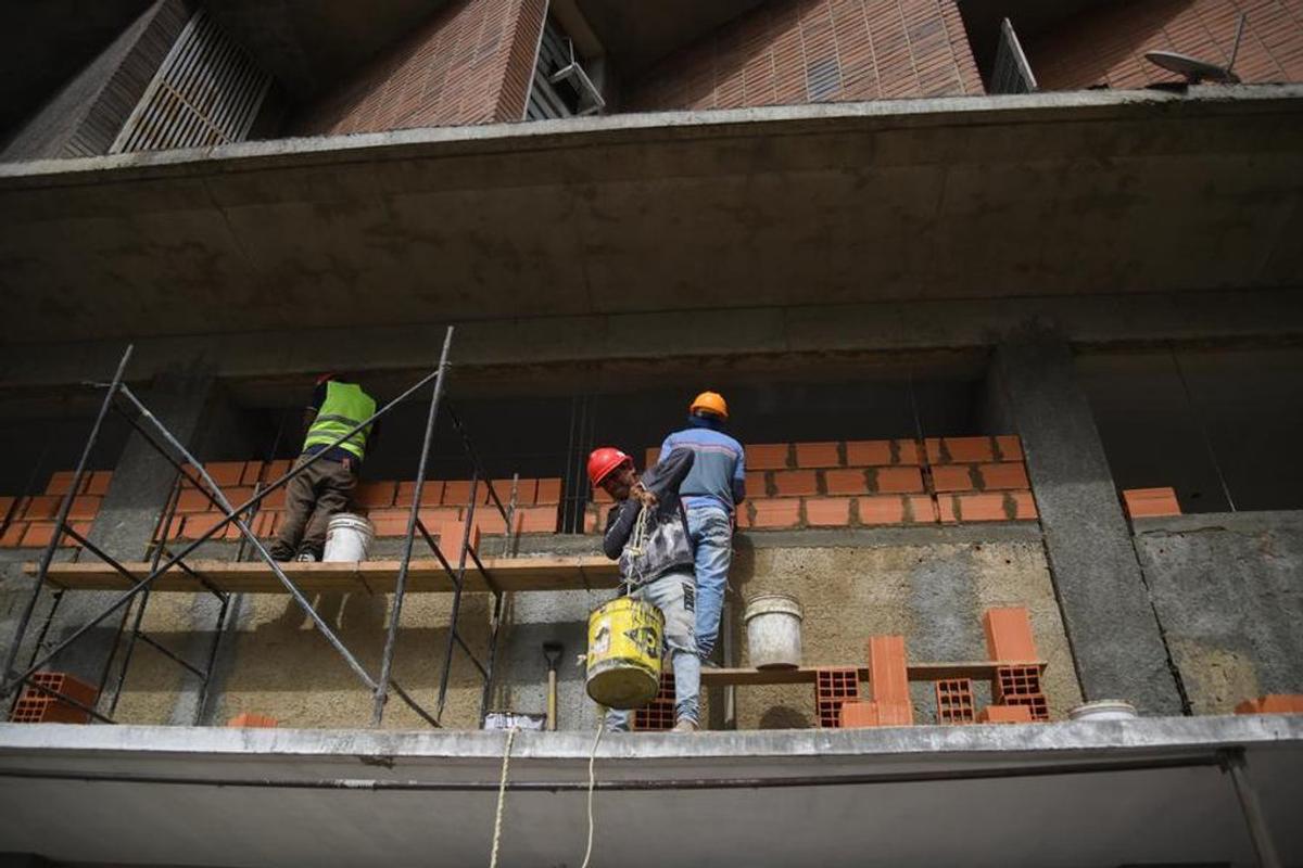 Tareas en el edificio Los Ojos de Chávez, afectado por los terremotos, en Caracas.