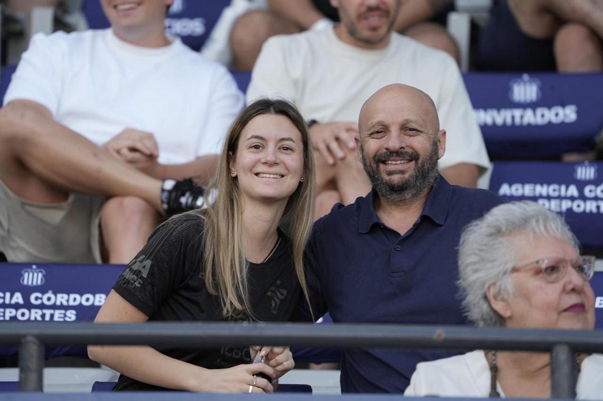 FOTO: Los hinchas albiazules, en una jornada única (foto: Daniel Cáceres).