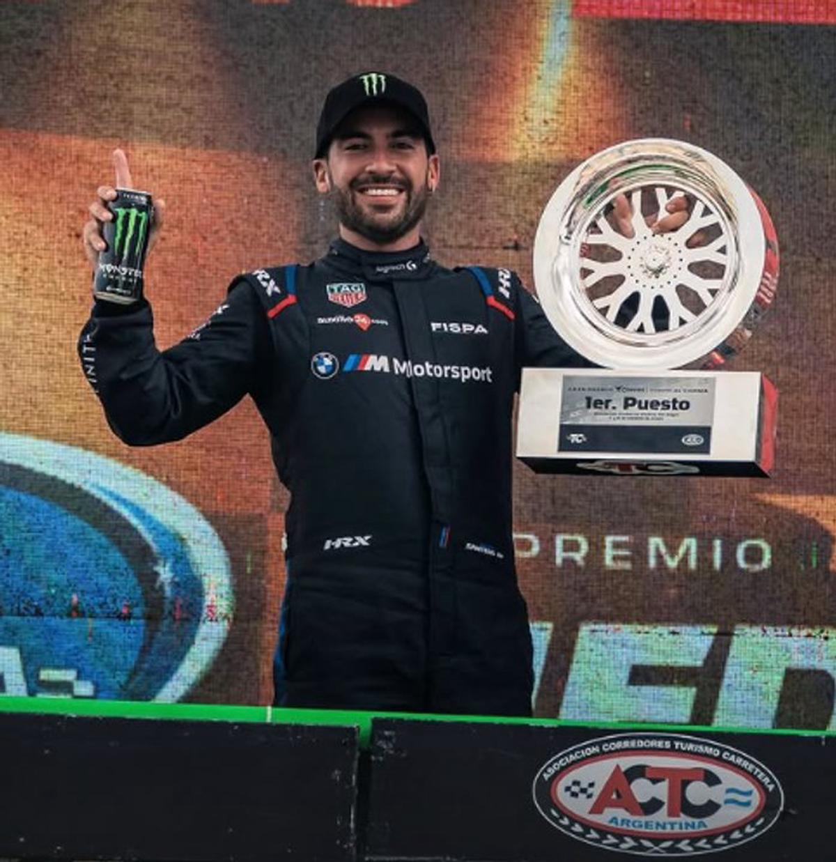 Julián Santero en el podio, festejando su triunfo en Viedma.