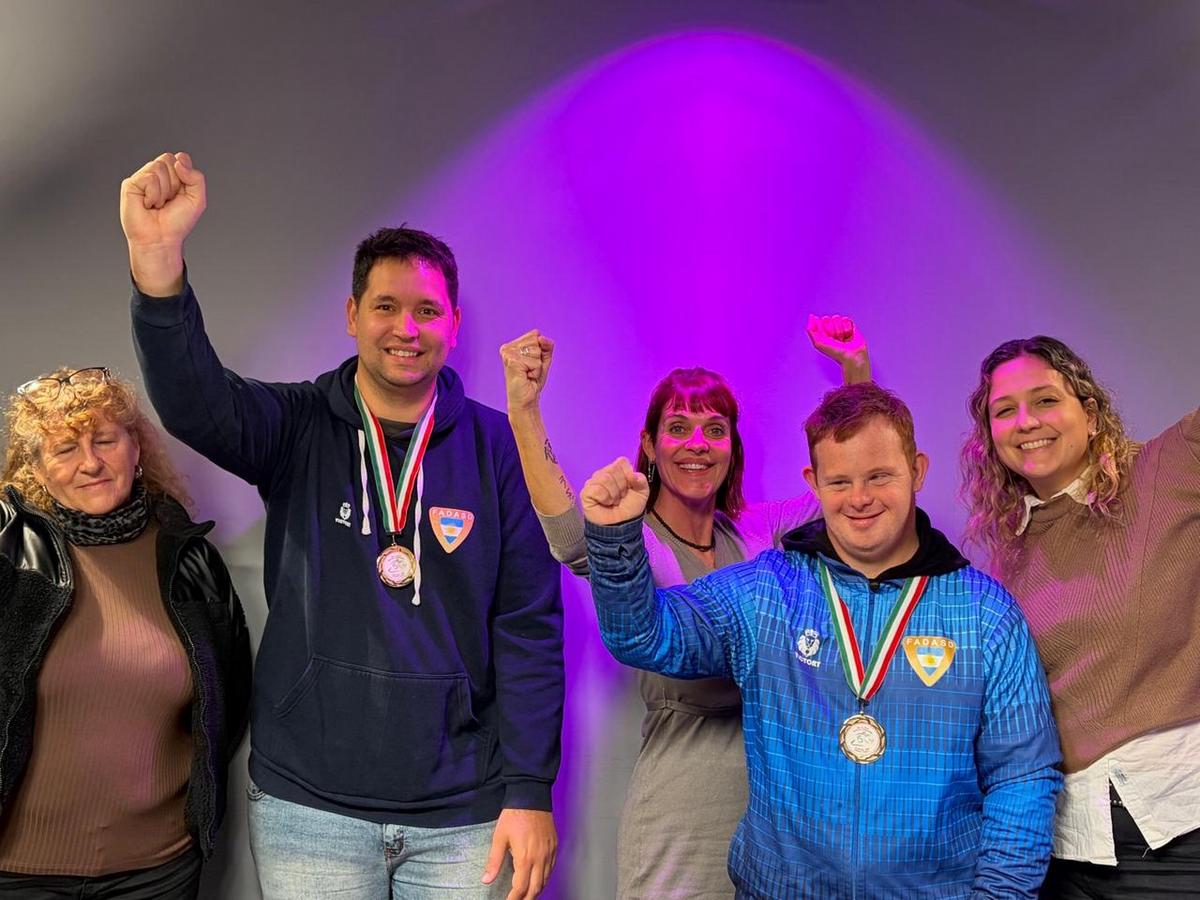Leonardo Seculini, joven de Jesús María, celebra su título mundial en básquet.