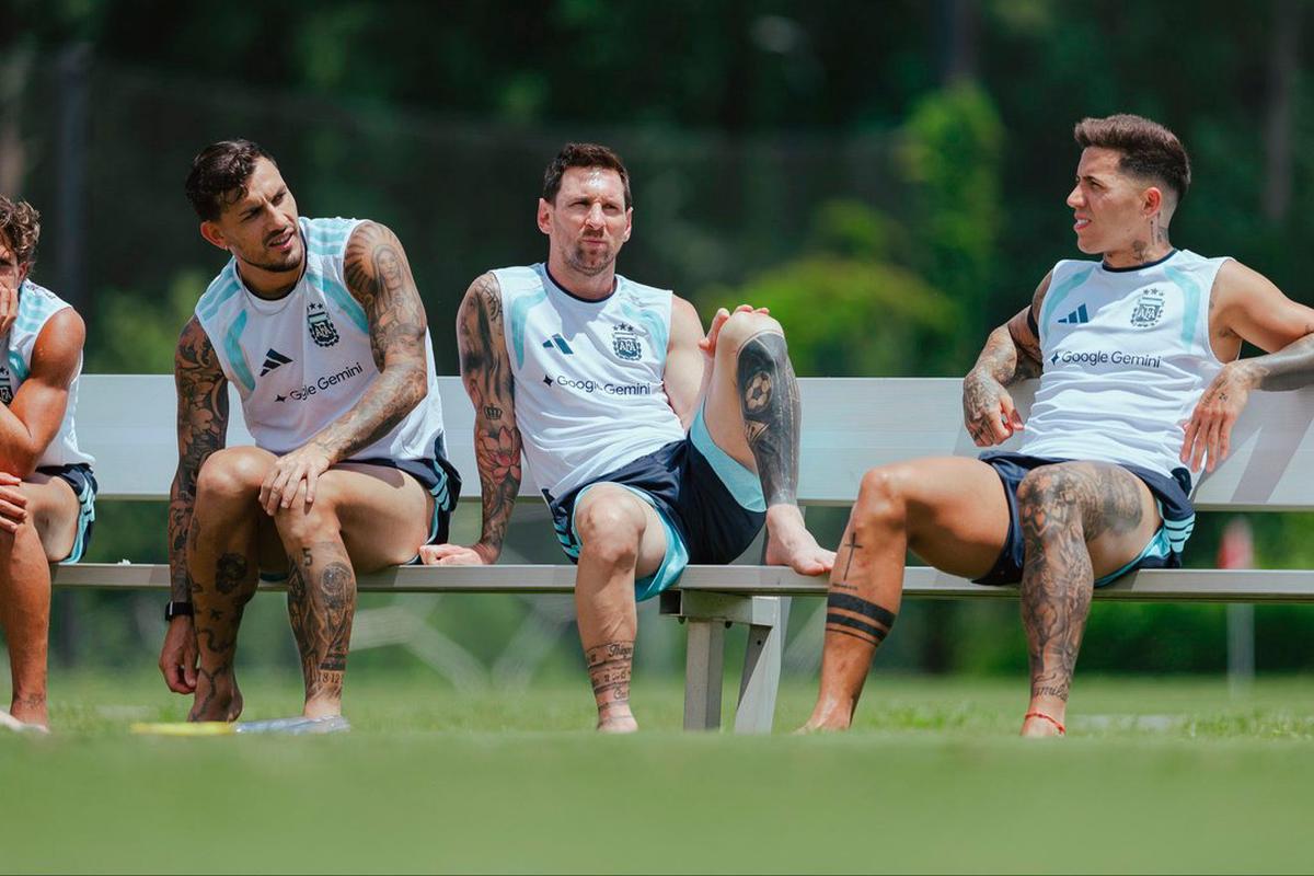 Paredes, Messi y Fernández estarán desde el inicio en la final.