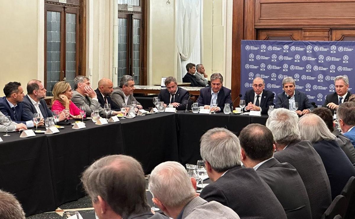 FOTO: El ministro de Economía, Luis Caputo, visitó la Bolsa de Comercio de Rosario.