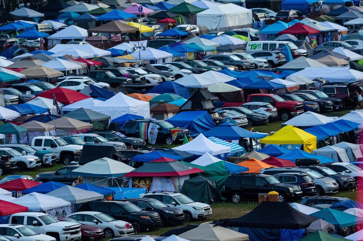 Hallan a un bebé muerto en un baño portátil en un festival de música en Michigan