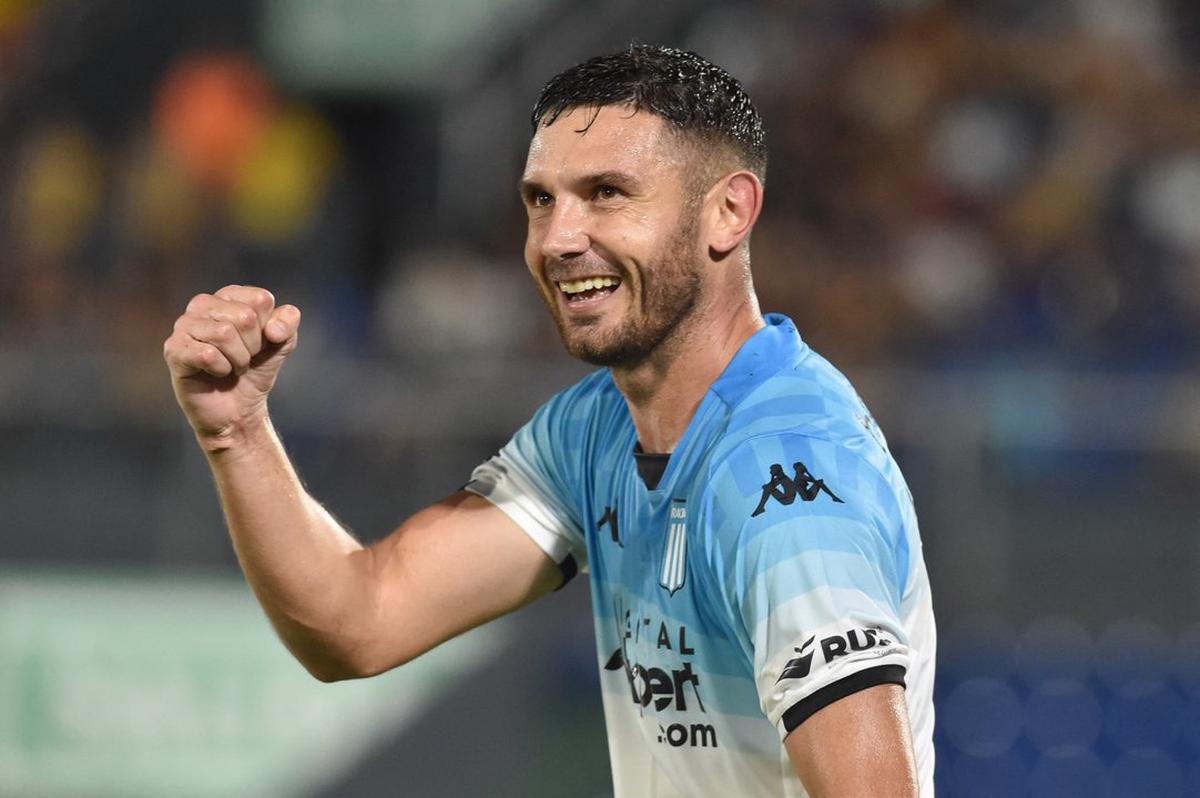 ABRIL 4: Adrián Martínez festeja el primer gol de Racing ante Sportivo Luqueño. Foto Agencia NA (CONMEBOL)