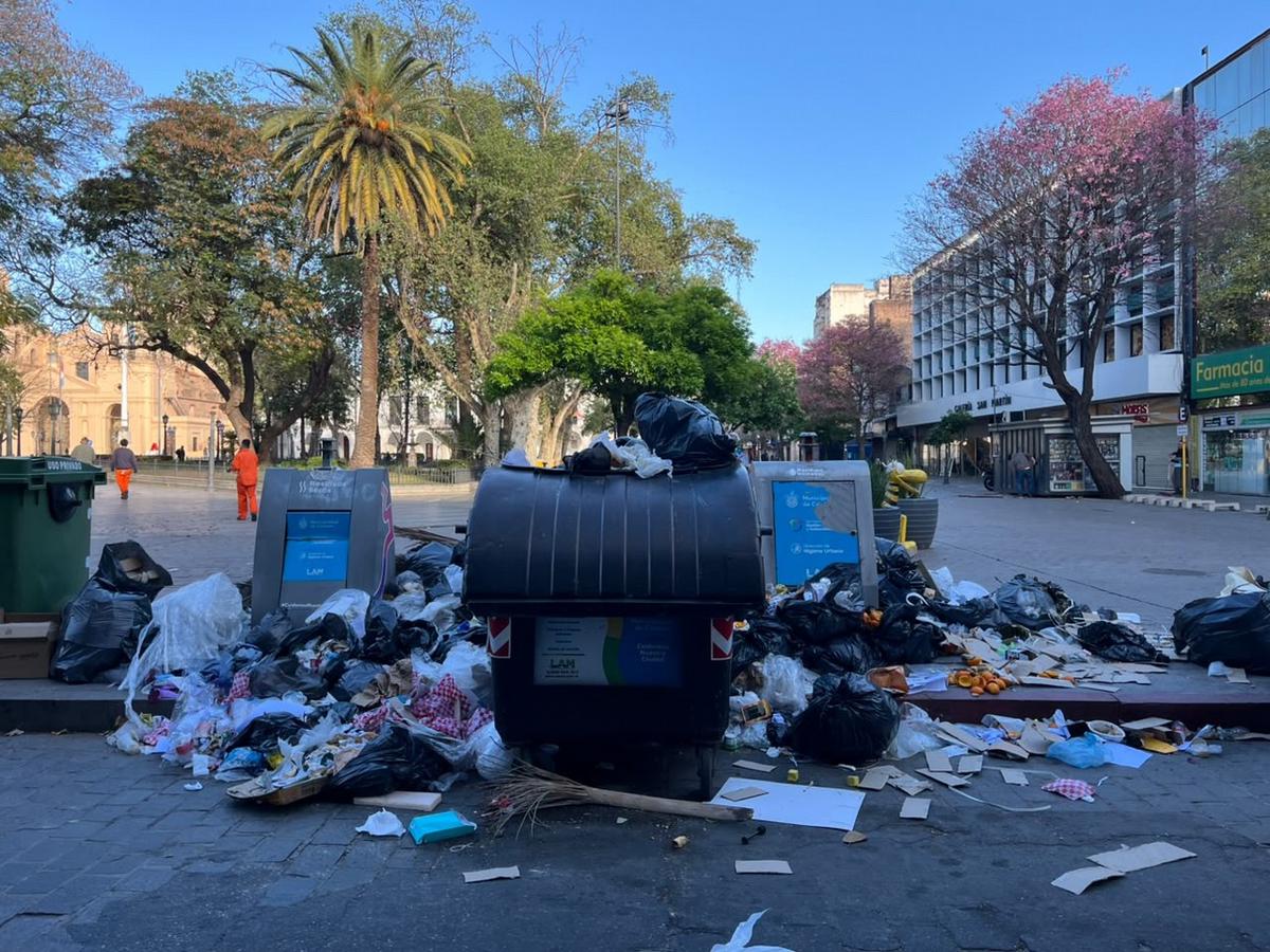Basura en las calles de Córdoba. (Foto: Francisco Vidal/Cadena 3)