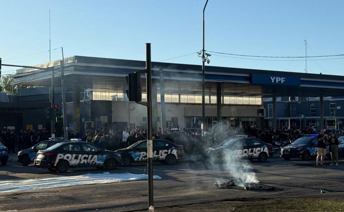 Protesta y cubiertas prendidas fuego en la Jefatura de la Policía de Rosario.