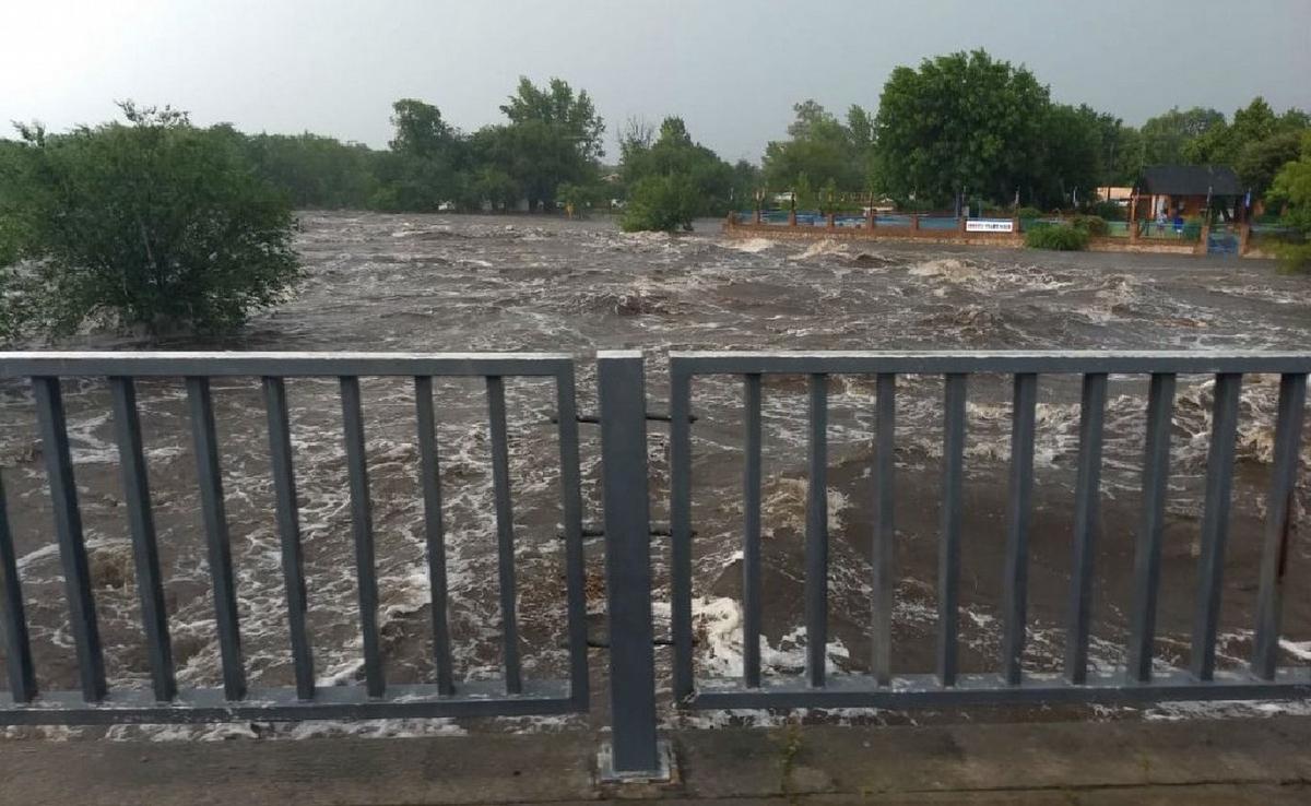 La crecida del río en Mina Clavero tras las lluvias. (Foto: Traslasierra Noticias)