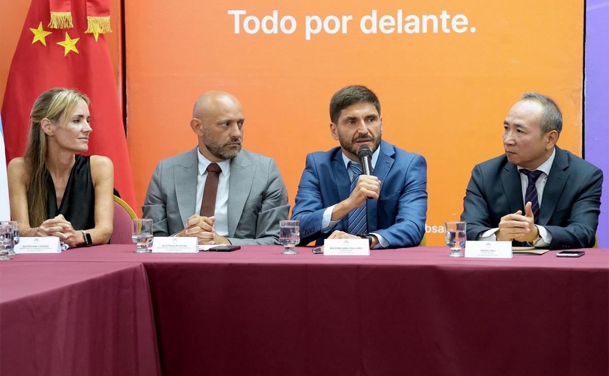 El gobernador de Santa Fe, Maximiliano Pullaro, junto al ministro Puccini y otros.