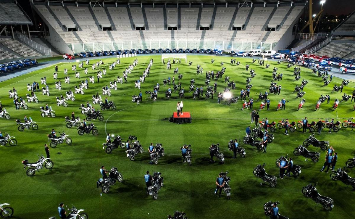 Llaryora presentó el nuevo equipamiento para seguridad.