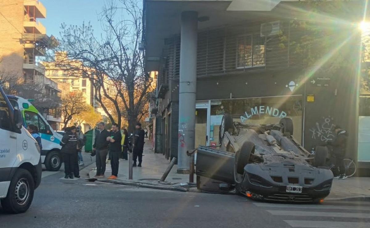 Impactante vuelco en Rosario.