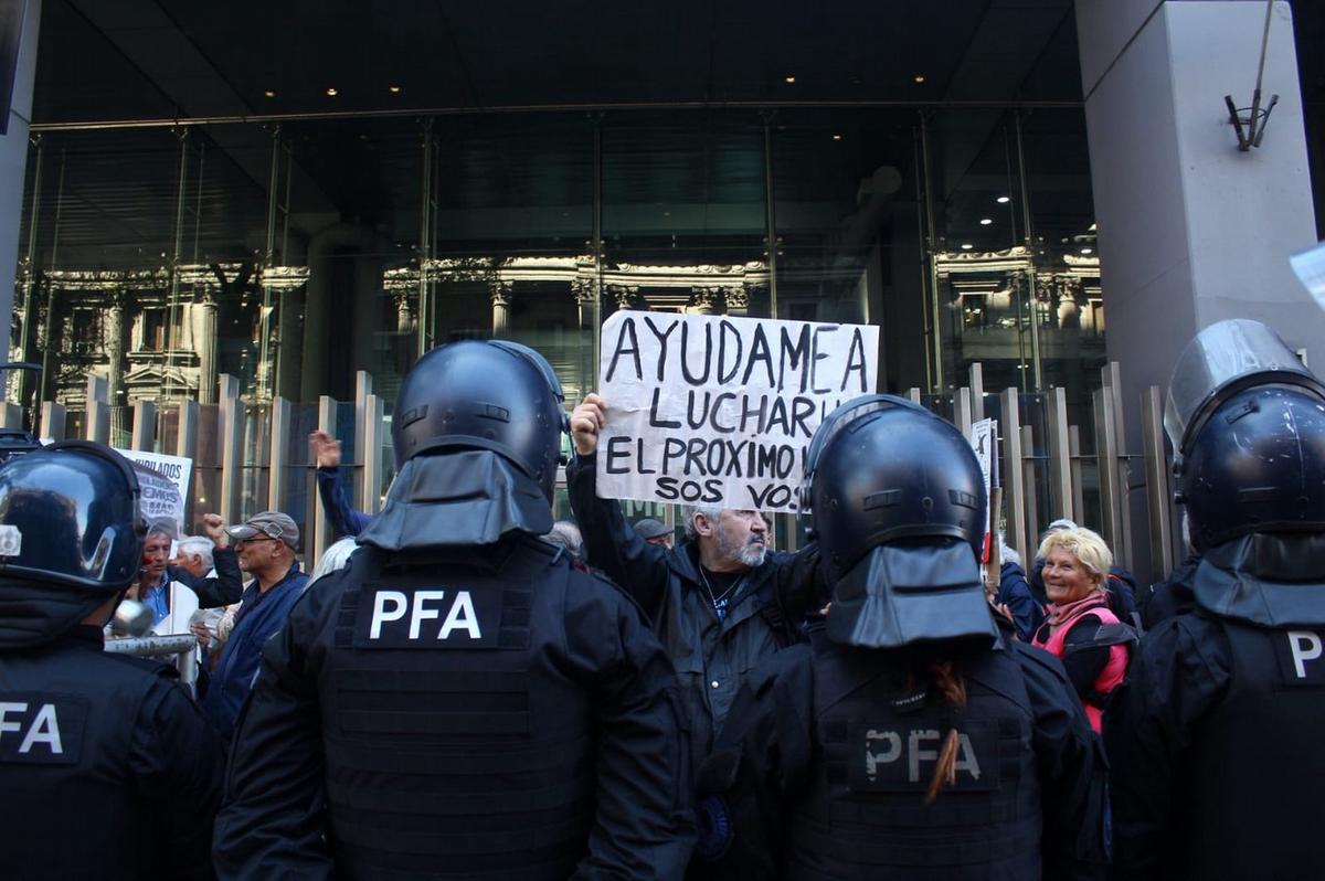 FOTO: Tensión en otra marcha contra el veto jubilatorio (Foto: @PeriodismoDeIzq)