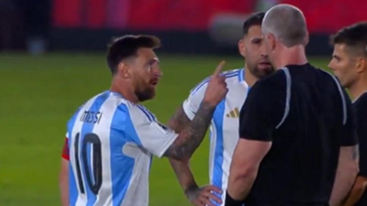 FOTO: Messi, muy enojado con el árbitro Daronco. (Foto: redes)