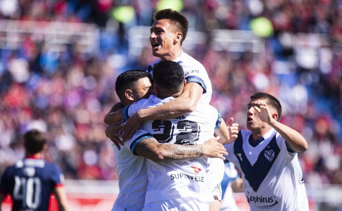 FOTO: Vélez venció a San Lorenzo y sigue a paso firme. (Foto:@Velez)