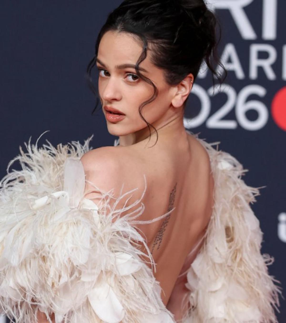 Rosalía en la alfombra roja de los Brit Awards. Foto: (Noticias Argentinas-Redes Sociales)
