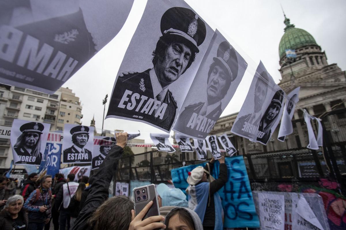 Hubo tensión, detenidos y heridos en la marcha afuera del Congreso. (Foto: Daniel Vides/NA)