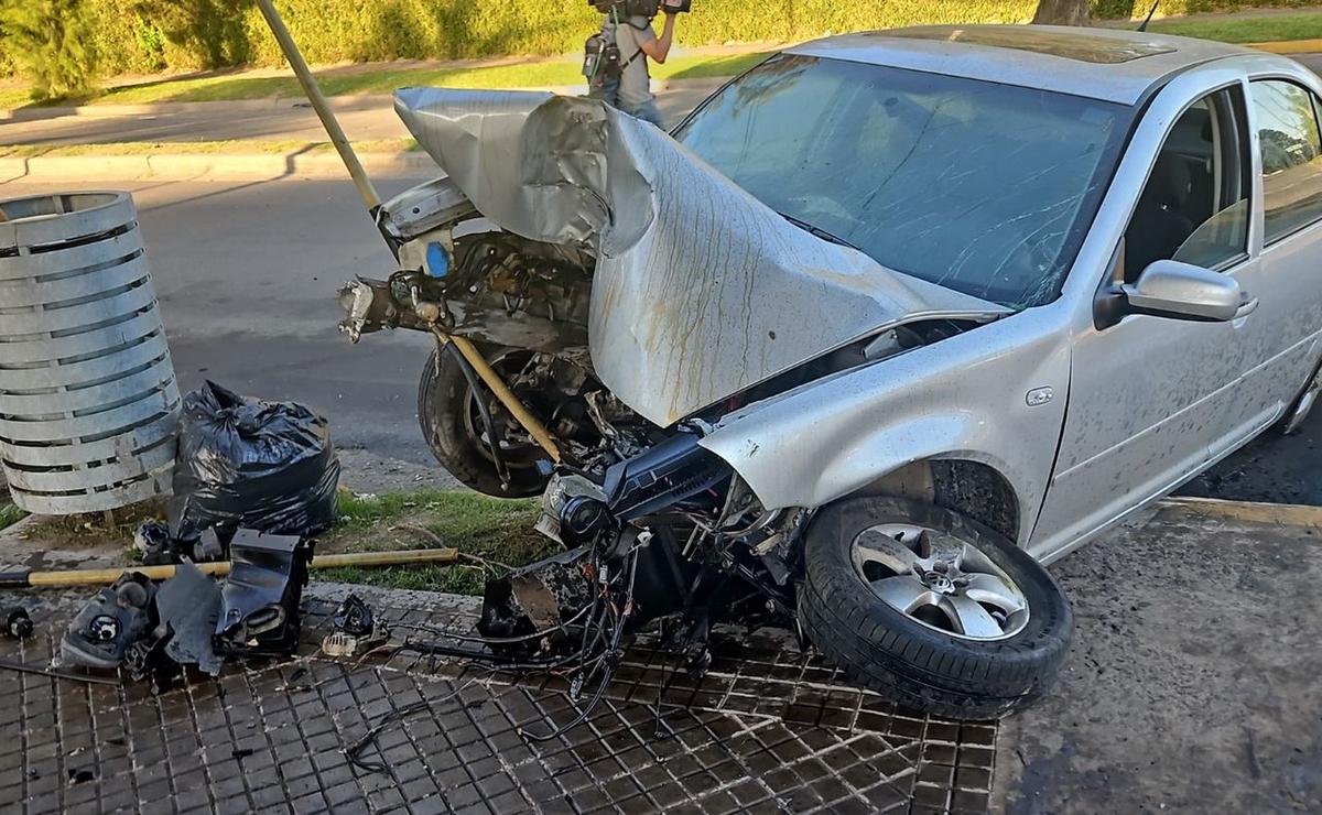 FOTO: El Bora destruido. El motor se despredió y terminó a unos tres metros del auto.