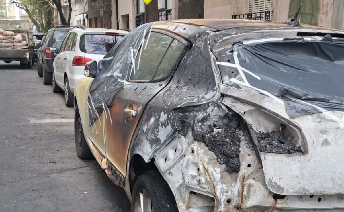 El auto quedó parcialmente quemado por las llamas de la línea k.
