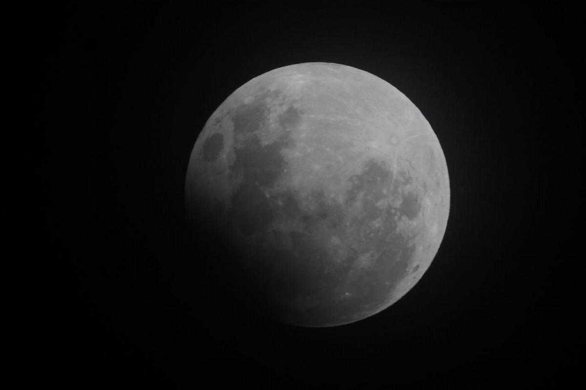 FOTO: Así se veía la Luna en Córdoba a las 23.45 de este martes (Foto: Daniel Cáceres).