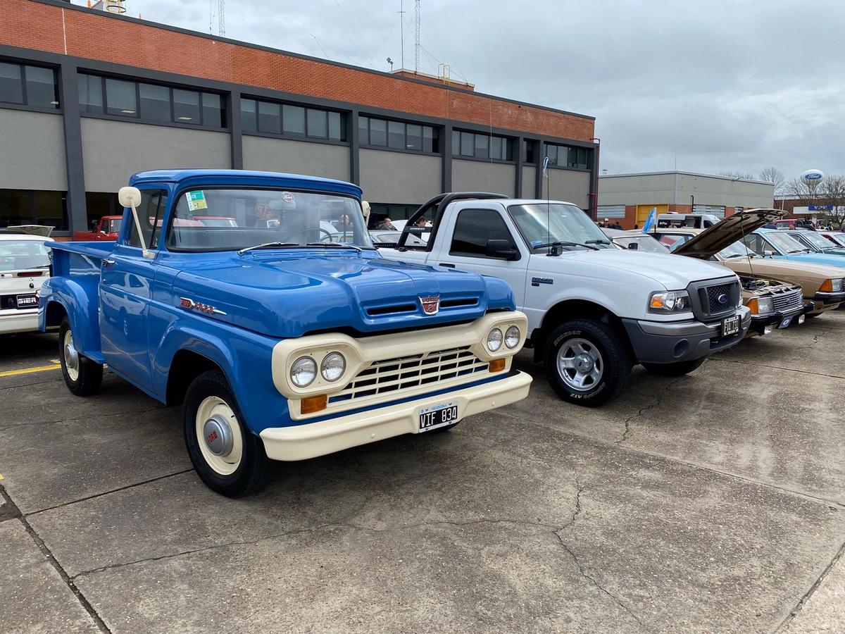 Con una colección de autos antiguos, Ford celebró 65 años de su planta en Pacheco.