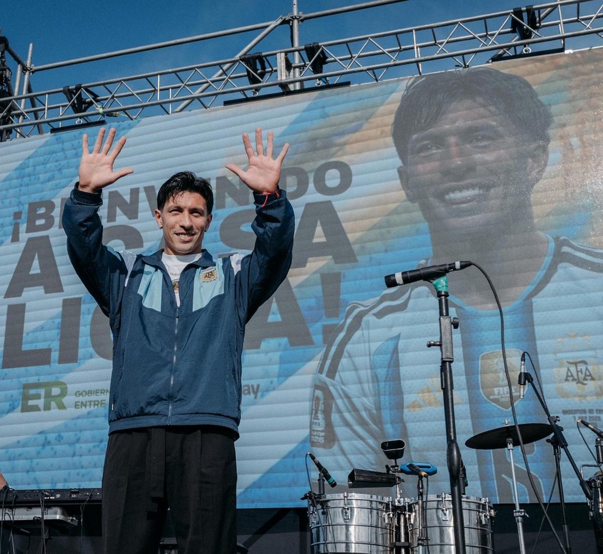 Lisandro Martínez fue recibido por una multitud. (X)