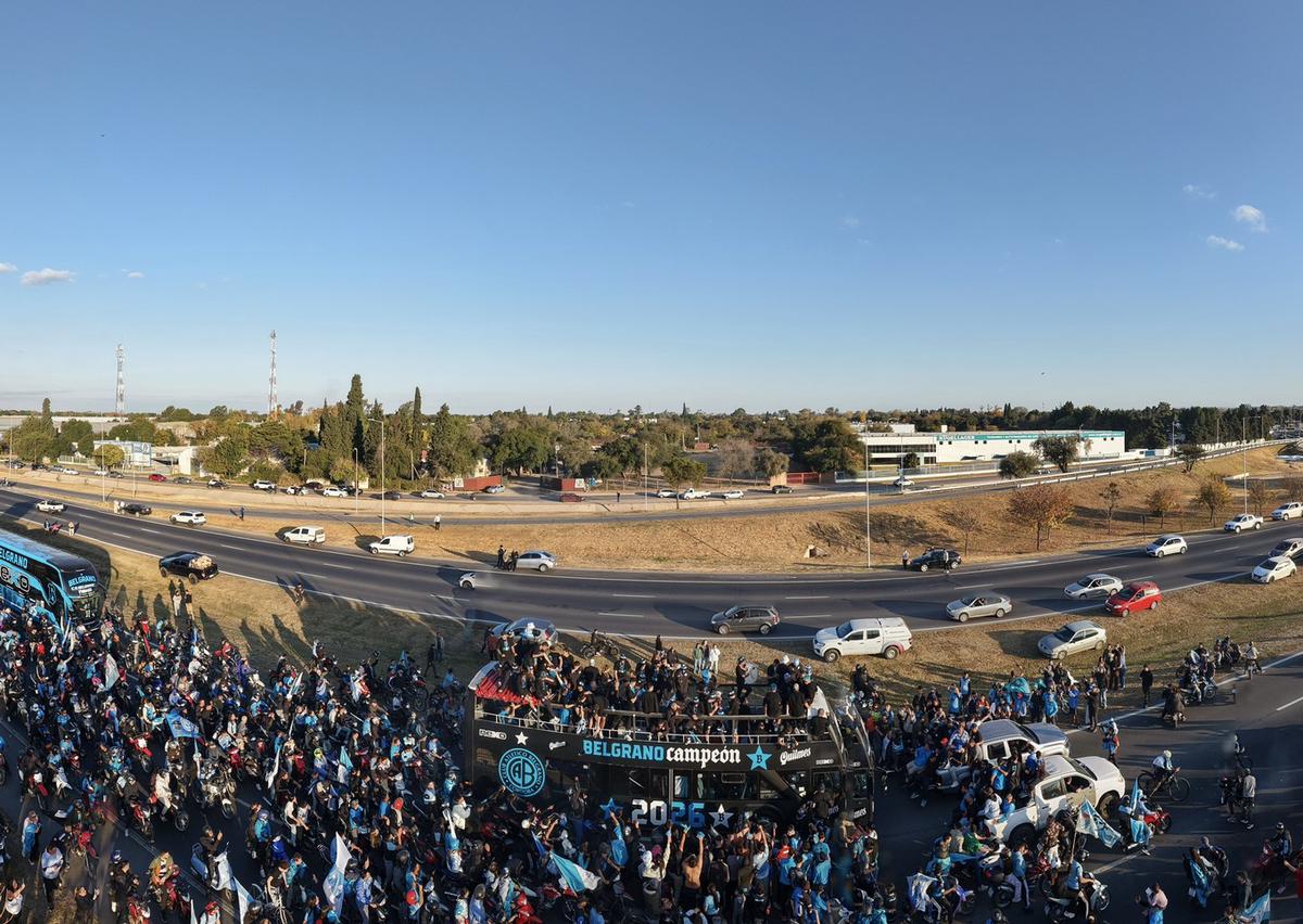 Una multitud en la caravana de campeón de Belgrano.