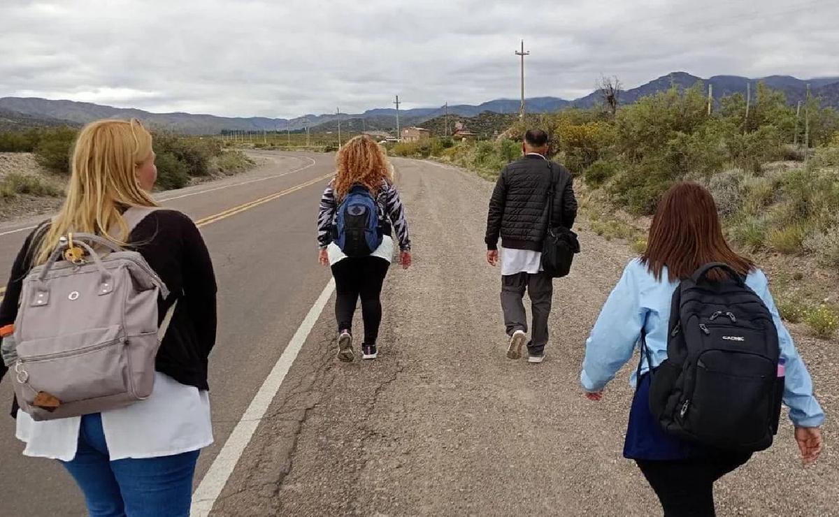 FOTO: Los maestros de Potrerillos caminan 10 km. para dar clase. (Foto: Gemina Arellano)