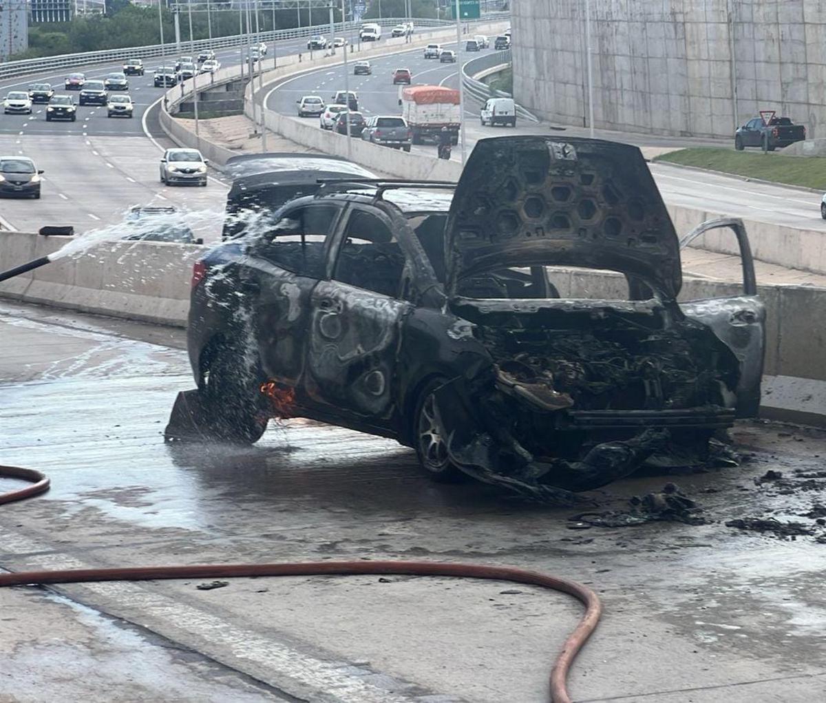 Incendio total de un auto en Circunvalación: su conductor resultó ileso