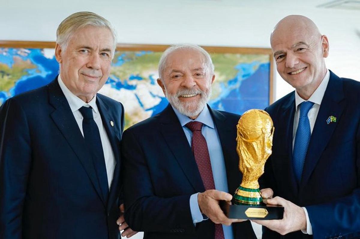 Carlo Ancelotti (director técnico de la selección brasileña), Lula da Silva (presidente de Brasil) y Gianni Infantino (mandatario de la FIFA). (Foto NA: @ricardostuckert)