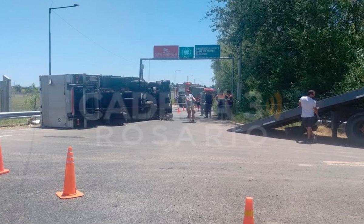 FOTO: Impactante choque múltiple entre auto y camiones en el enlace Rosario-Victoria.