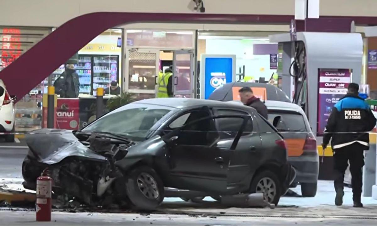 Accidente en General Paz: auto se incendia tras chocar en estación de servicio