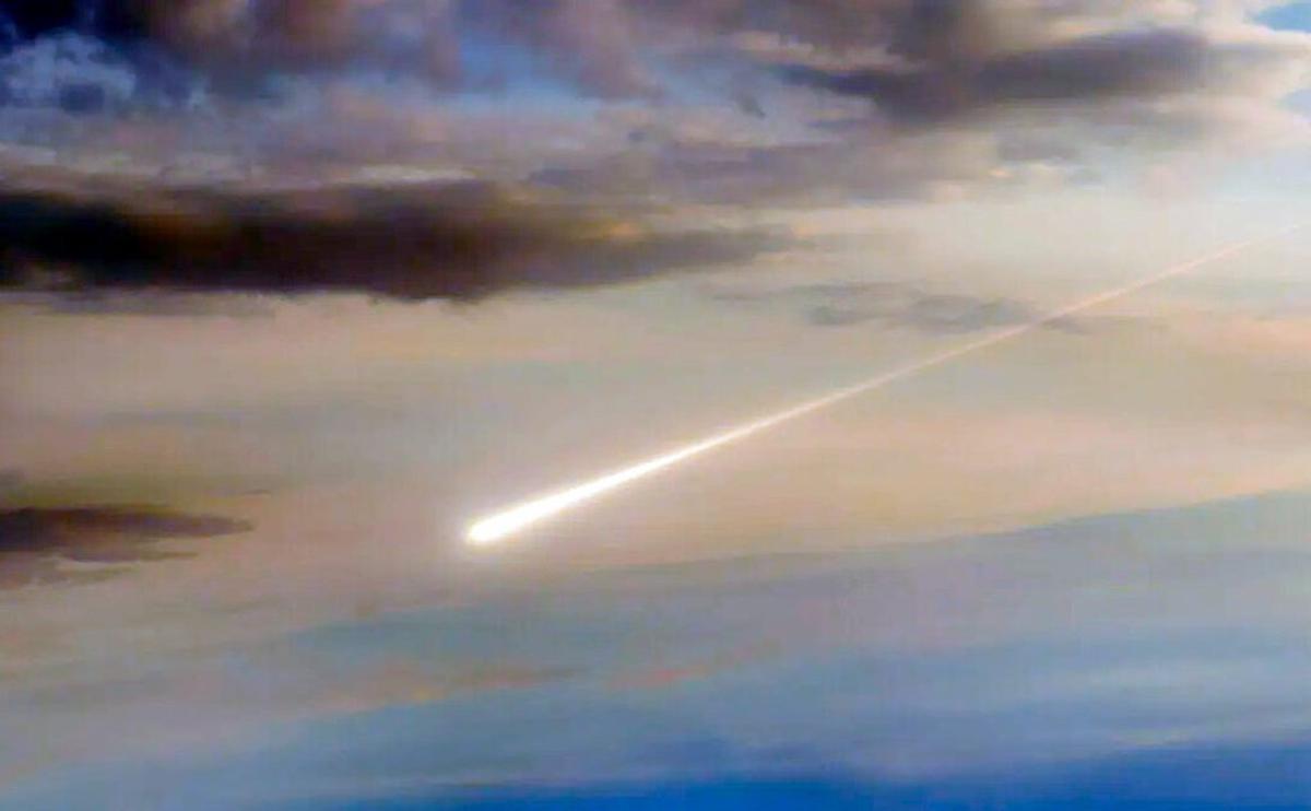 La caída del meteorito provocó un fuerte estruendo.