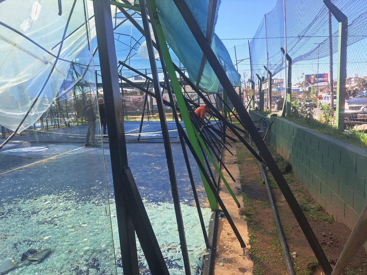 Así quedó la cancha de pádel. (Foto: Fernando Barrionuevo/Cadena 3)