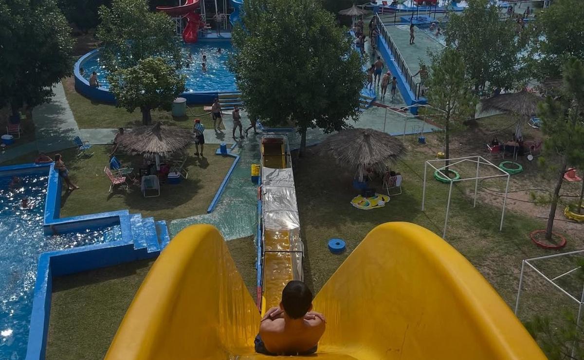 Acqualandia, el parque acuático en Mina Clavero con cinco piletas y pet friendly.