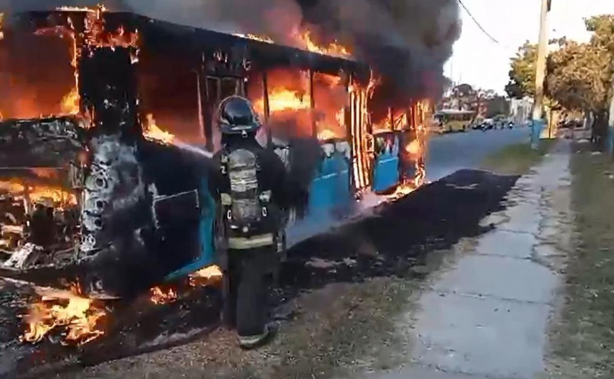 FOTO: El colectivo se incendió en la zona de Cepeda y Gutiérrez. 