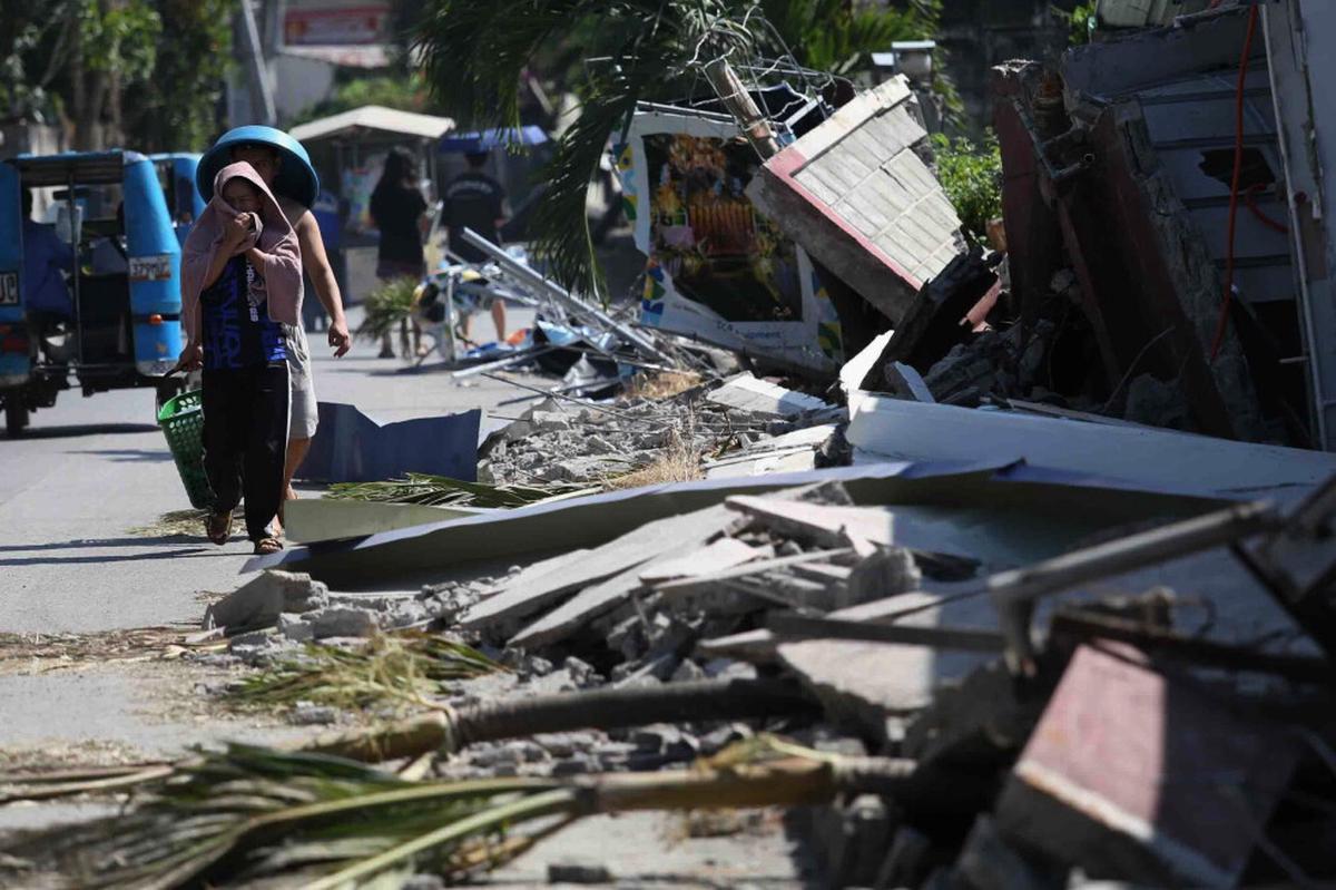 Alcalde filipino pide entregas aéreas urgentes de comida para aldeas afectadas por el sismo