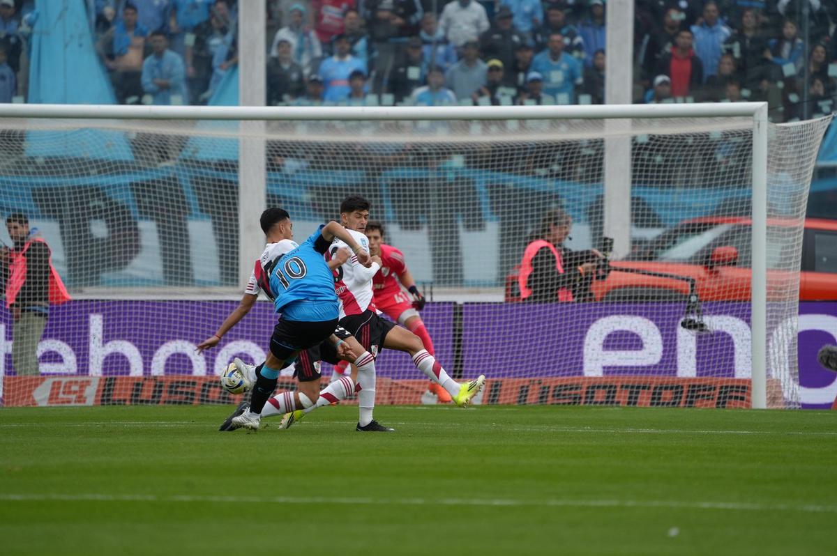 Belgrano y River se enfrentan en un Kempes colmado. (Foto: Daniel Cáceres/C3)