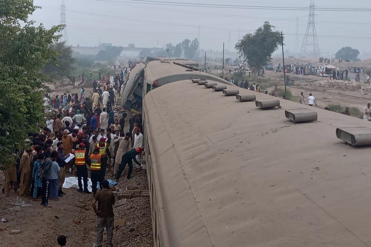 Un tren de pasajeros descarrila en el centro de Pakistán: al menos 5 muertos y 35 heridos