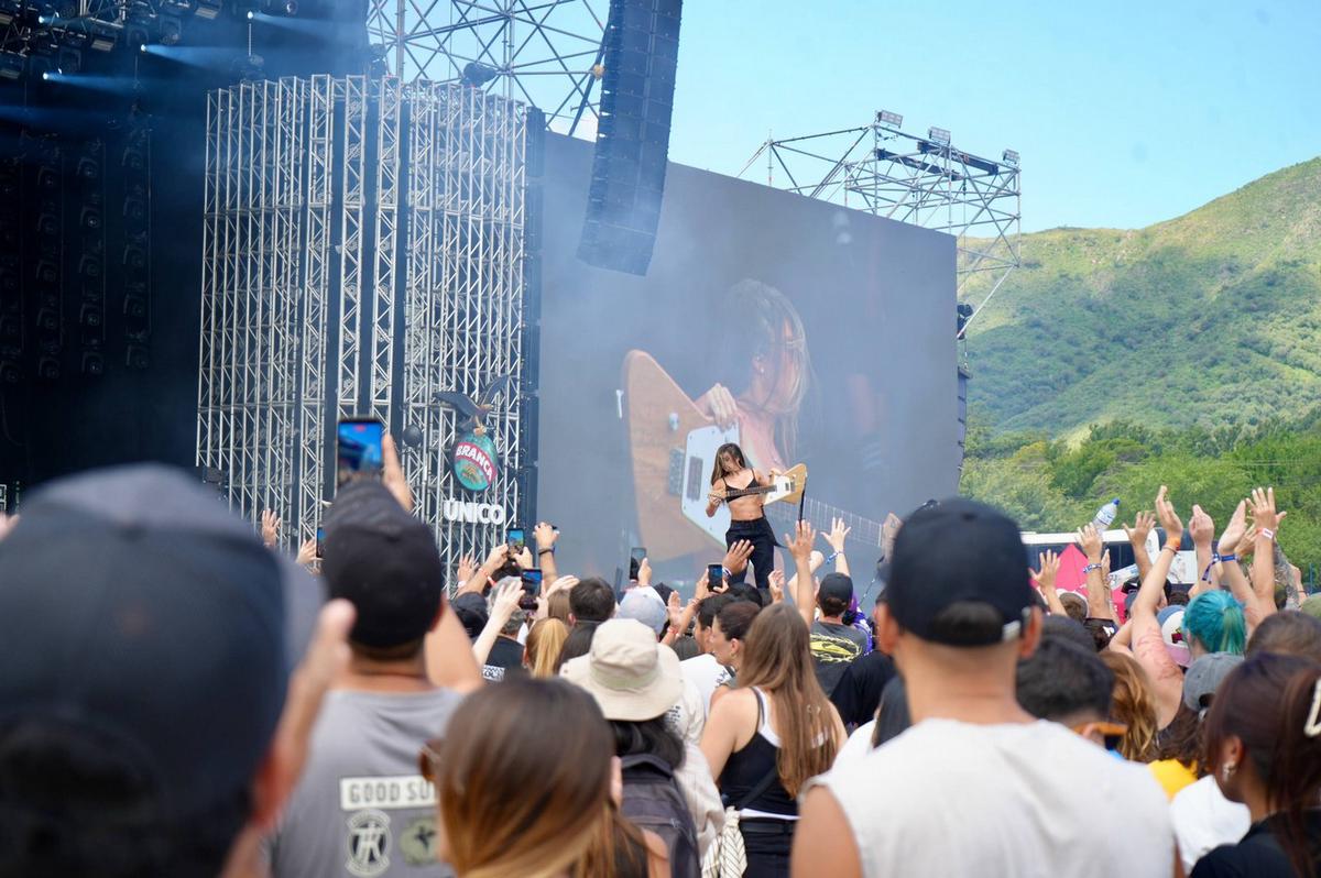Una multitud vibra en el primer día del Cosquín Rock 2026. (Foto: Daniel Cáceres)