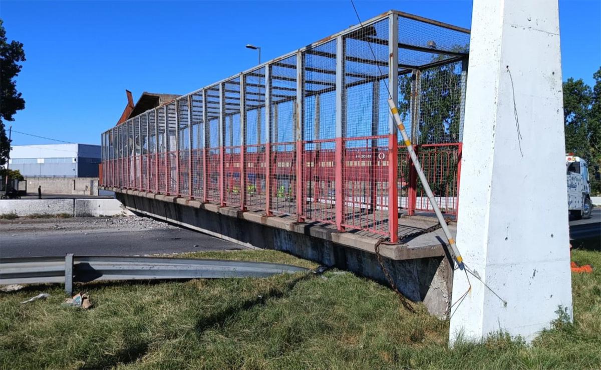 Cayó un puente en Circunvalación tras el impacto de un camión en Rosario.