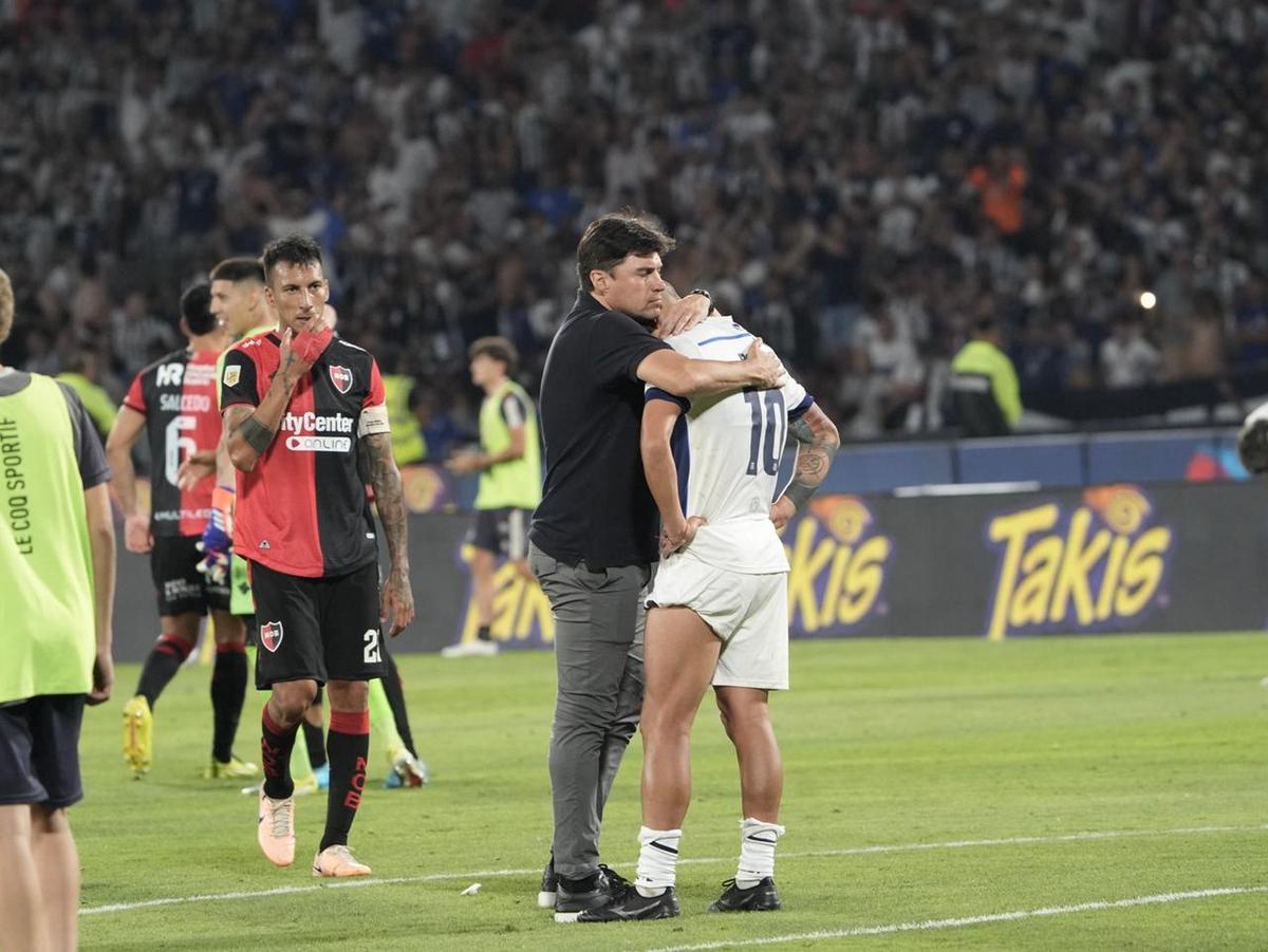 FOTO: El desconsuelo de los jugadores de Talleres tras quedarse con las manos vacías.