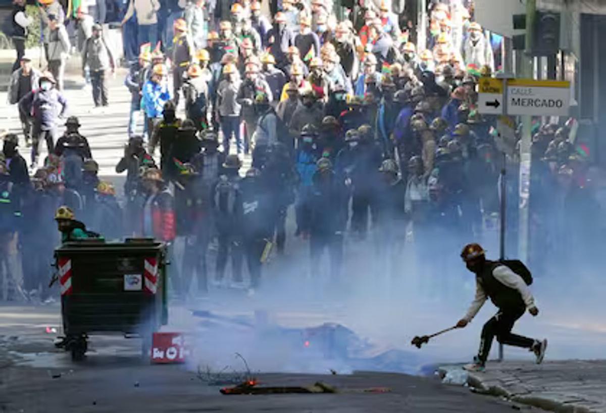 Al menos un herido tras choques entre policías y manifestantes en La Paz que reclaman la renuncia del presidente.