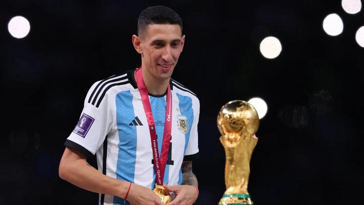 Di María junto a la Copa del Mundo de Qatar 2022.