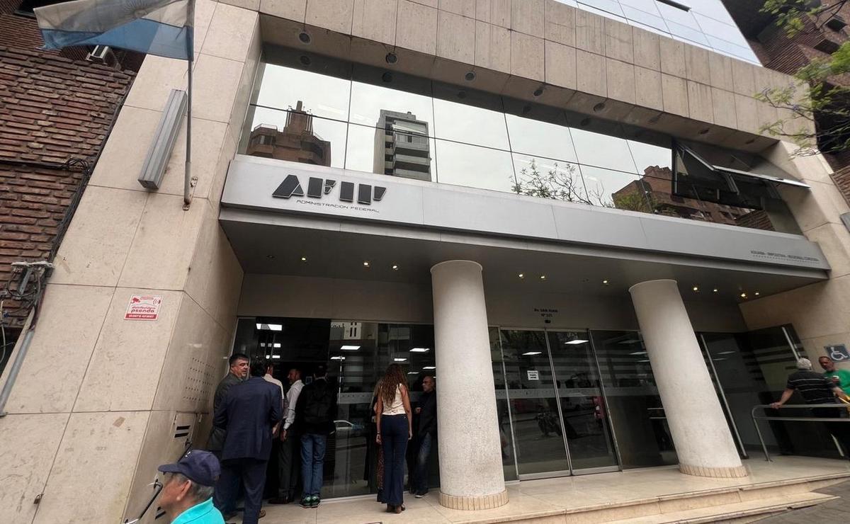 FOTO: Asambleas de empleados en AFIP Córdoba. (Foto: Daniel Cáceres/Cadena 3)