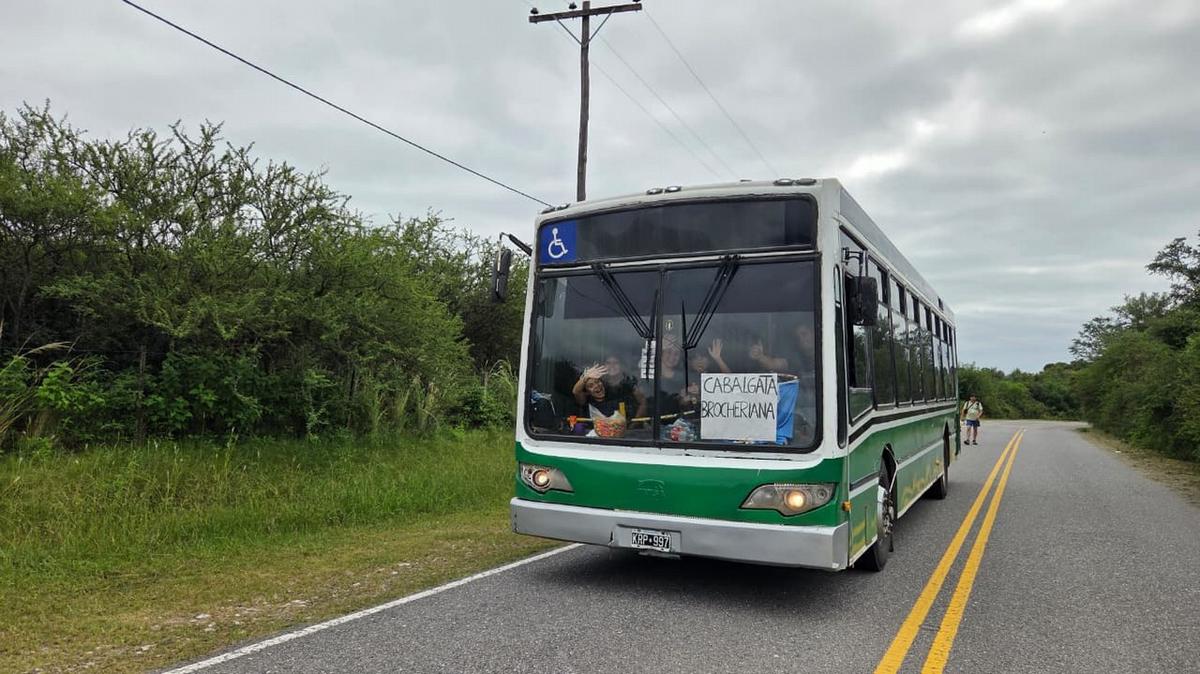 Miles de fieles caminan rumbo a Villa Cura Brochero. (Foto: Matías Arrieta/Cadena 3)