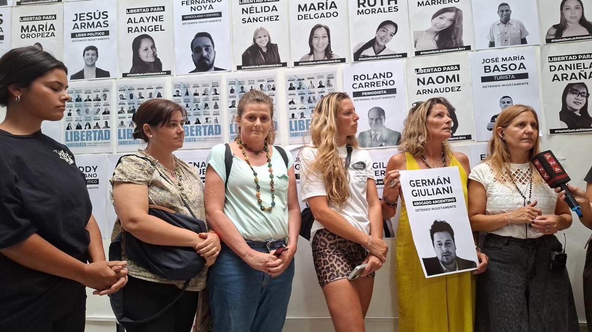 La familia y allegados de Nahuel Gallo esperan por su liberación.