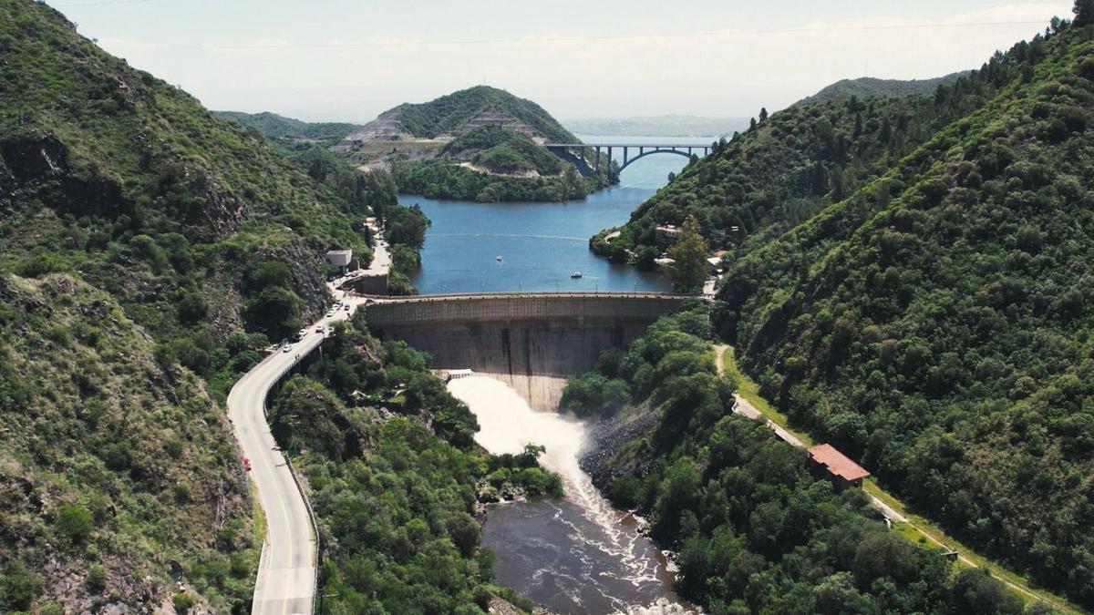 FOTO: El agua superó el muro del dique Los Molinos. (Foto: Gobierno de Córdoba)